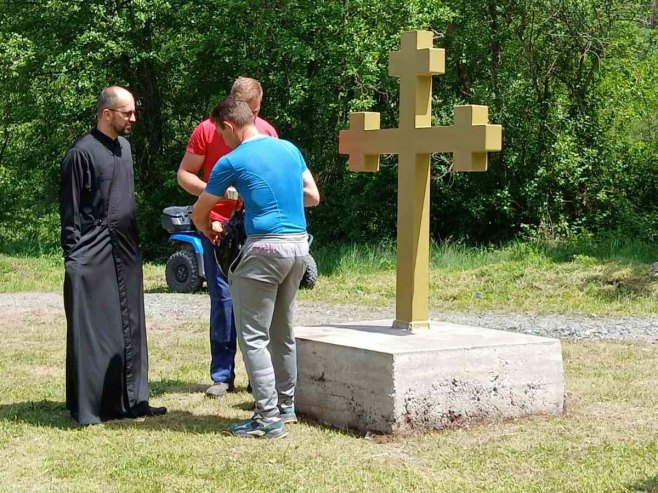 На молитвишту поново постављен крст, након што су претходна три оскрнављена