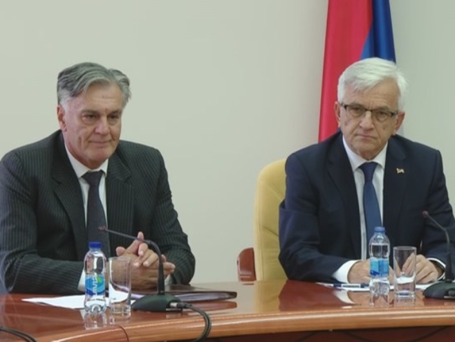 ДЕМОС подржао Карана за кандидата предсједника Српске на пријевременим изборима (ВИДЕО) ДЕМОС подржао Карана за кандидата предсједника Српске на пријевременим изборима (ВИДЕО)