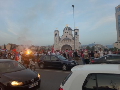 Окупљање испред Храма у Подгорици