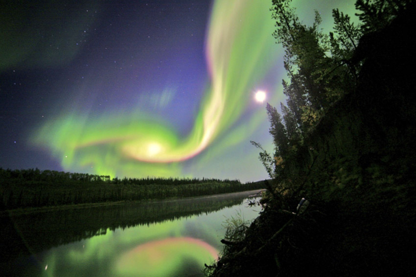Поларна свјетлост (Aurora borealis) изнад Вајтхорса, Јукон...