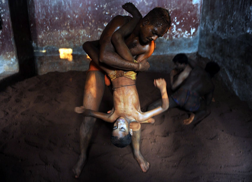 Борци традиционалног индијског рвања на академији "Mahatma Phule Vyayam Mandir Kushti" у Мумбају...
