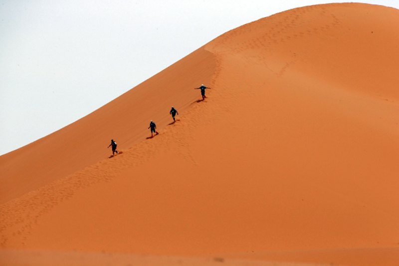 Хиљаду људи платило је 4.500 долара да би неколико дана трчали више од 220 км кроз Сахару, са компетном опремом и залихама хране на леђима...