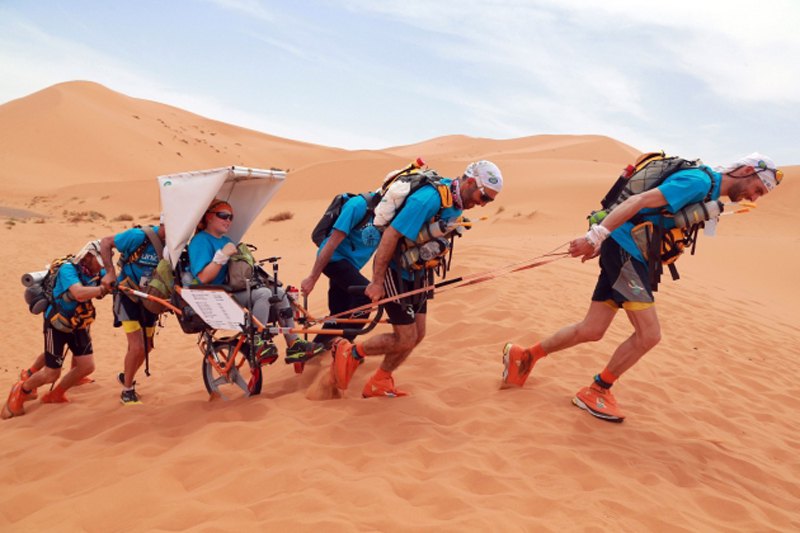 Хиљаду људи платило је 4.500 долара да би неколико дана трчали више од 220 км кроз Сахару, са компетном опремом и залихама хране на леђима...