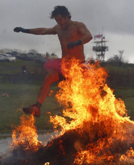 У граду Пертон у централној Енглеској одржано је традиционално такмичење "храбрости и издржљивости" под називом "Жесток момак"...