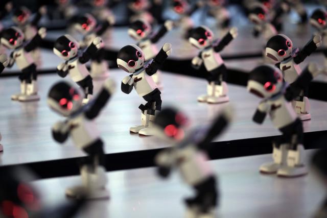 Овај хуманоидни робот висок 34 центиметра препознаје преко 200 јапанских израза, може да хода, плеше, удара лопту..