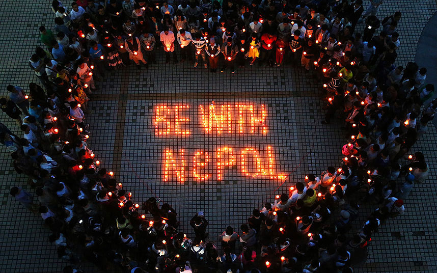 Студенти на Универзитету Јужне Кине у Хенгјанг Цити пале свијеће и моле за људе заробљене у земљотресу у Непалу (Фото:Shutterstock/Rex)
