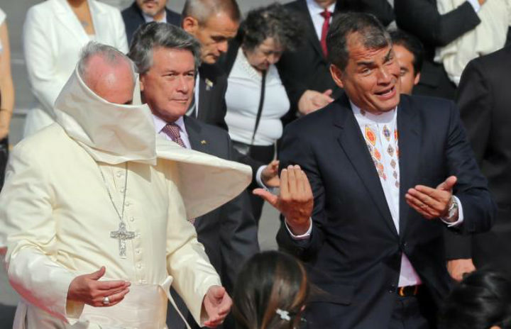 Papa Franjo u Ekvadoru - problemi sa okovratnikom (foto: AP) 