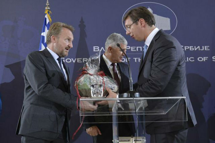 Vučić uručio poklone članovima Predsjedništva BiH (foto: Tanjug)