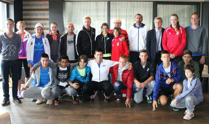Ђоковић са младим тенисерима (фото: teniskisavez.com)
