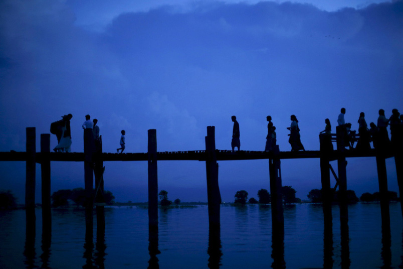 Људи на мосту у Бурми