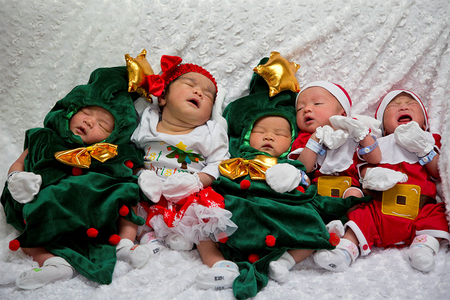 У породилишту тајландске болнице новорођене бебе у костимима Дједа Мраза (Извор:Tanjug/AP/фото /Gemunu Amarasinghe