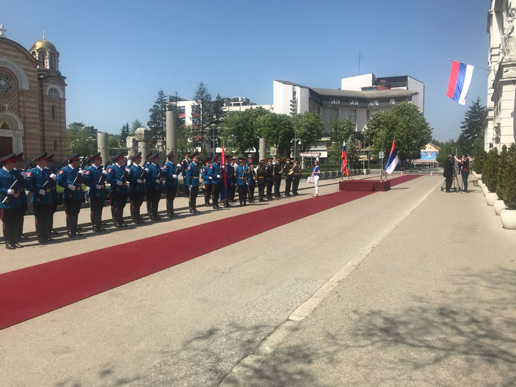 Припреме за дочек Валентине Матвијенко испред Палате предсједника