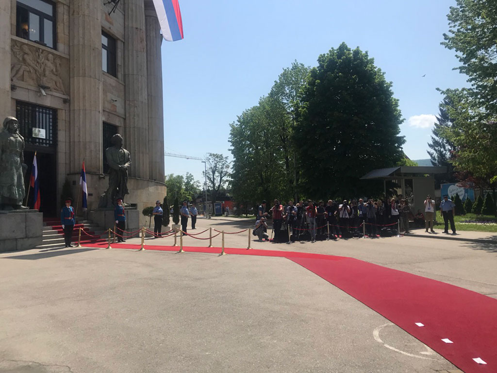Припреме за дочек Валентине Матвијенко испред Палате предсједника