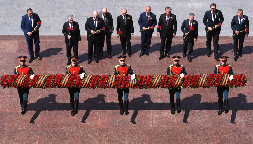 Polaganje cvijeća (Foto: may9.ru/Fotohost-agentstvo, Aleksei Filippov) 