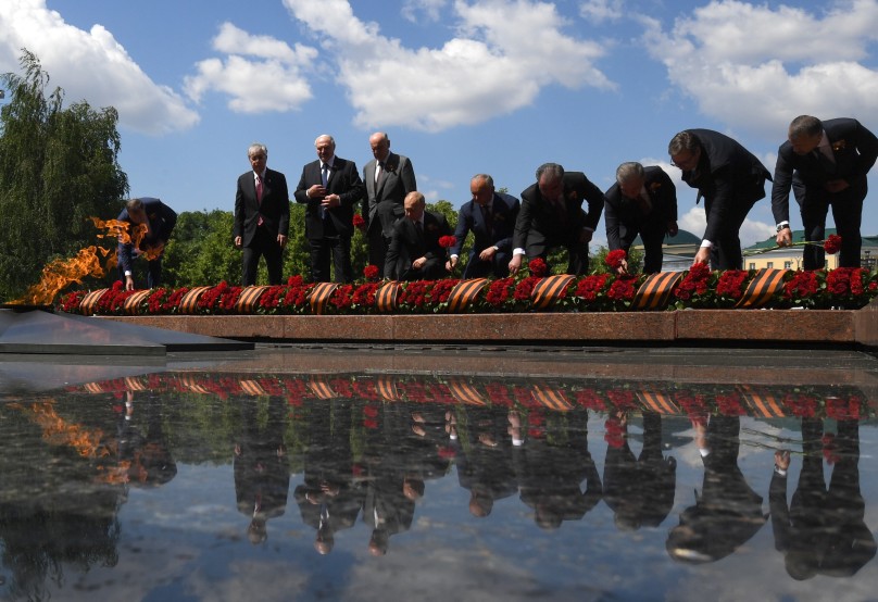 Polaganje cvijeća (Foto: may9.ru/Fotohost-agentstvo, Aleksei Filippov) 