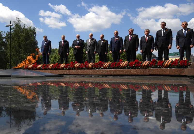 Polaganje cvijeća (Foto: may9.ru/Fotohost-agentstvo, Aleksei Filippov) 