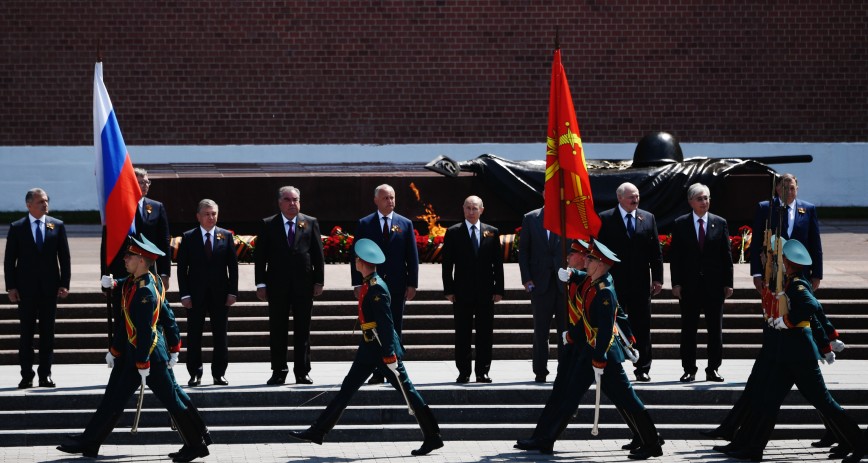 Polaganje cvijeća (Foto: may9.ru/Fotohost-agentstvo, Aleksei Filippov) 