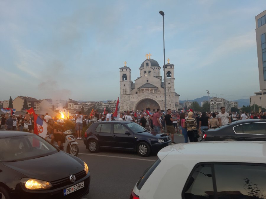 Окупљање испред Храма у Подгорици