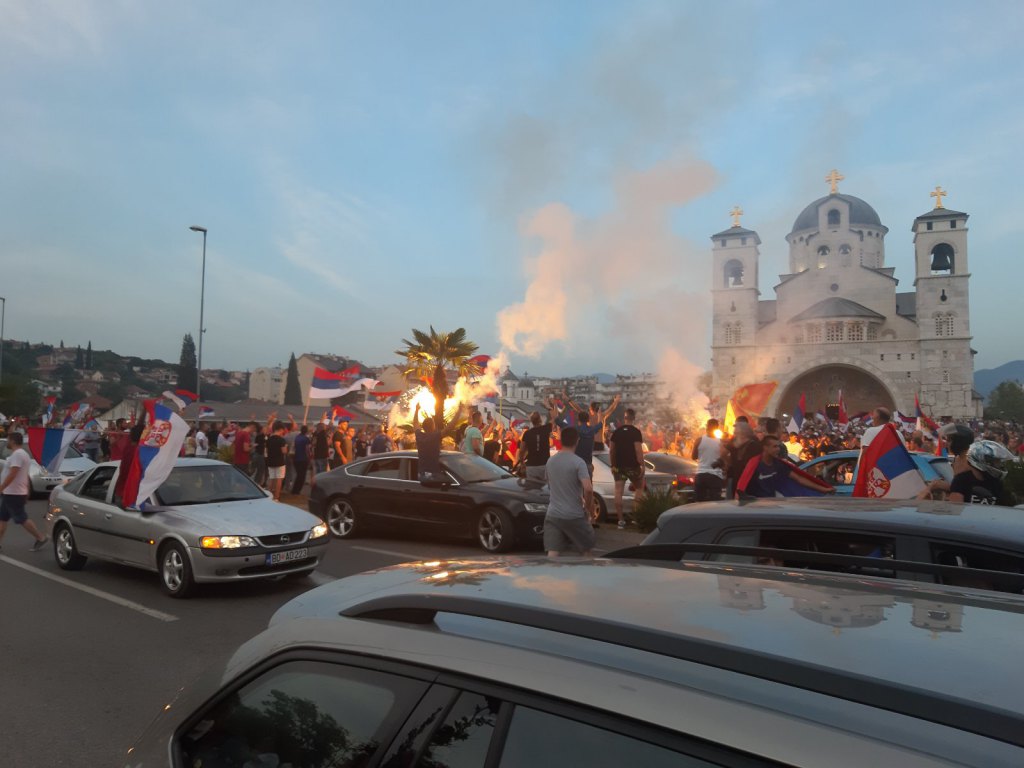 Окупљање испред Храма у Подгорици