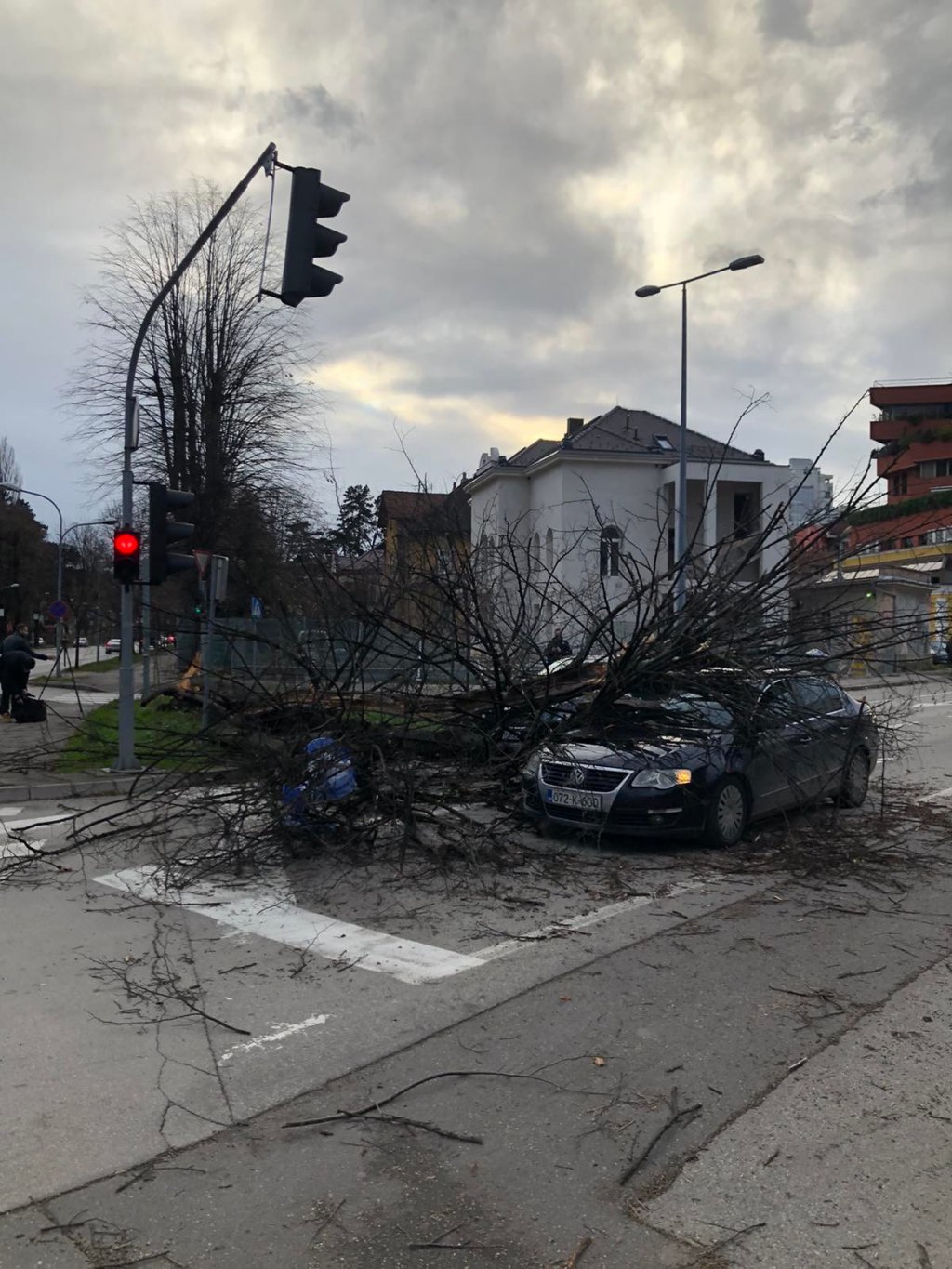 Stablo palo na automobile u blizini zgrade Vlade (Foto: RTRS)