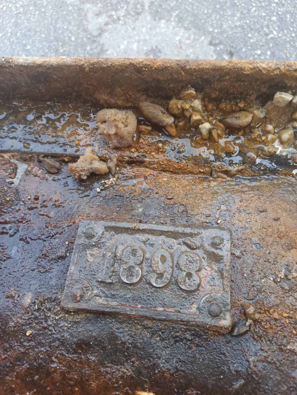 Na gvozdenom čamcu je jasno vidljiva godina proizvodnje 1889. 