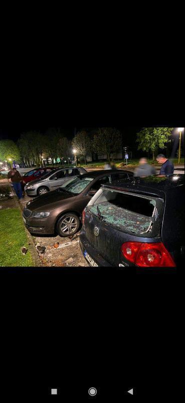 Оштећени аутомобили у Љубињу (Фото: Facebook / screenshot)