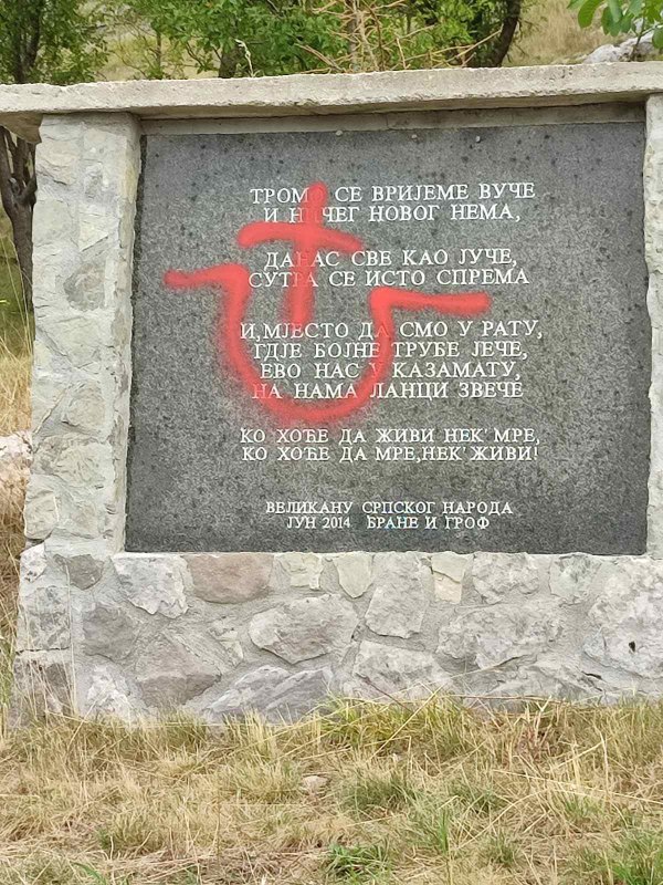   OPIS: Obljaj - na spomeniku na ulazu u selo iscrtani su ustaški simboli (Foto: Srna) 