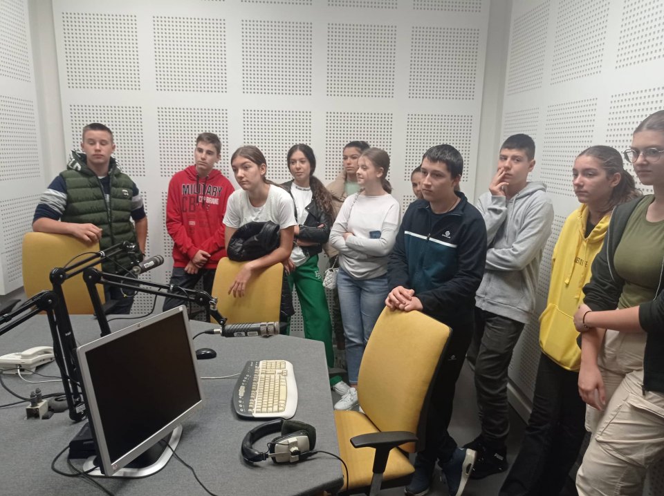 Посјета Радио-телевизији Републике Српске ученика деветог разреда ЈУ Основне школе ,,Ђура Јакшић" из Бање Луке у пратњи њиховог одјељењског старјешине Александра Поповића.