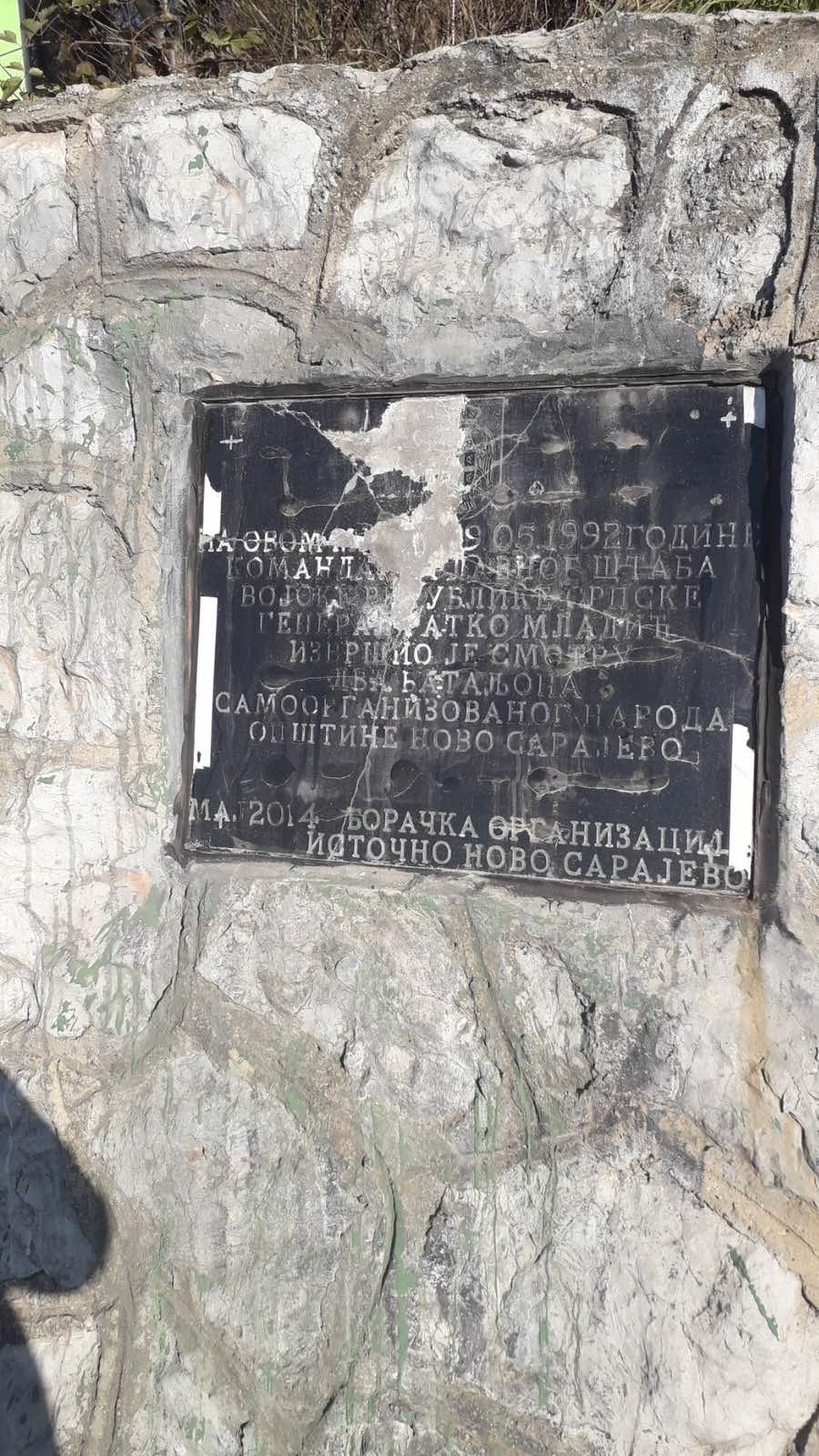 Oštećena Spomen ploča na Vracama (Foto: RTRS)