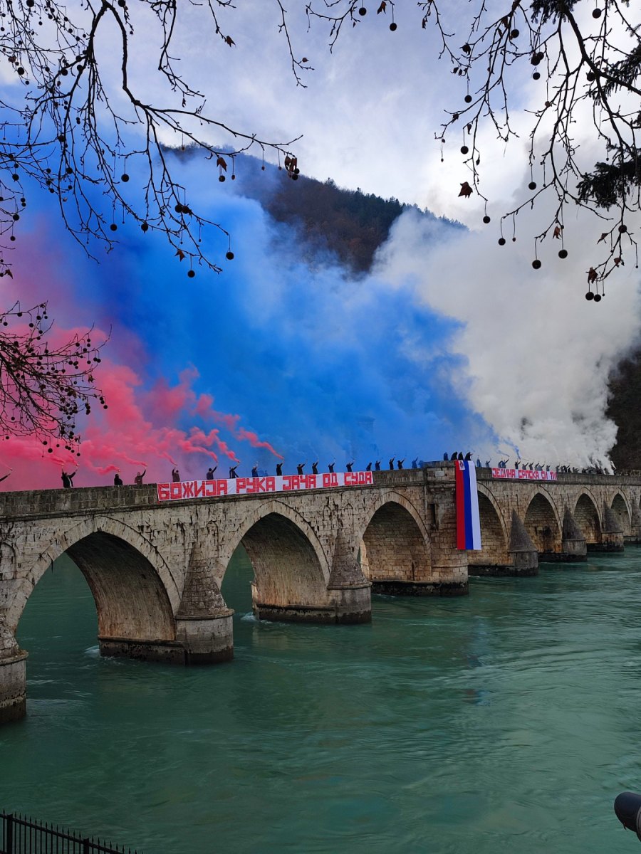 U čast Republike Srpske: "Delije" priredile bakljadu na čuvenom mostu u Višegradu (Foto: Vasilije Čabarkapa, Zvornik) 