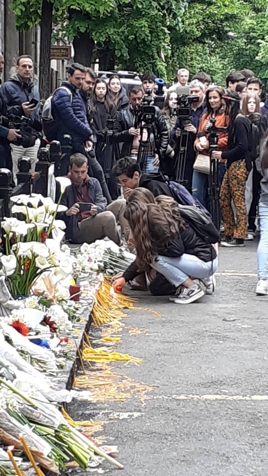 Ученици школе "Владислав Рибникар" полажу цвијеће испред своје школе