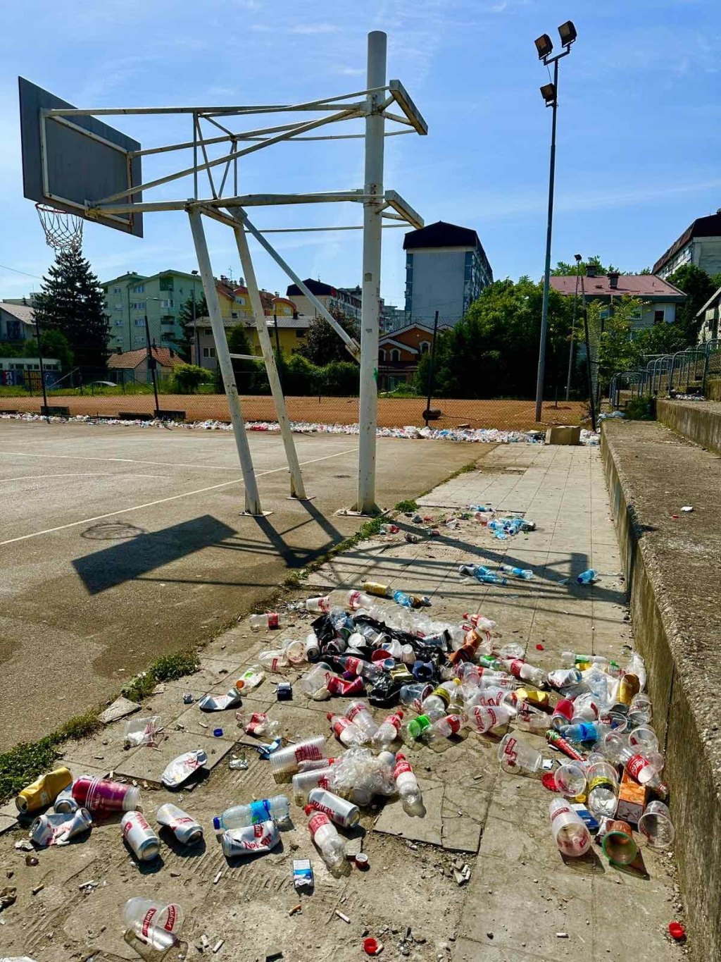 Smeće na igralištu u Boriku (Foto: RTRS)