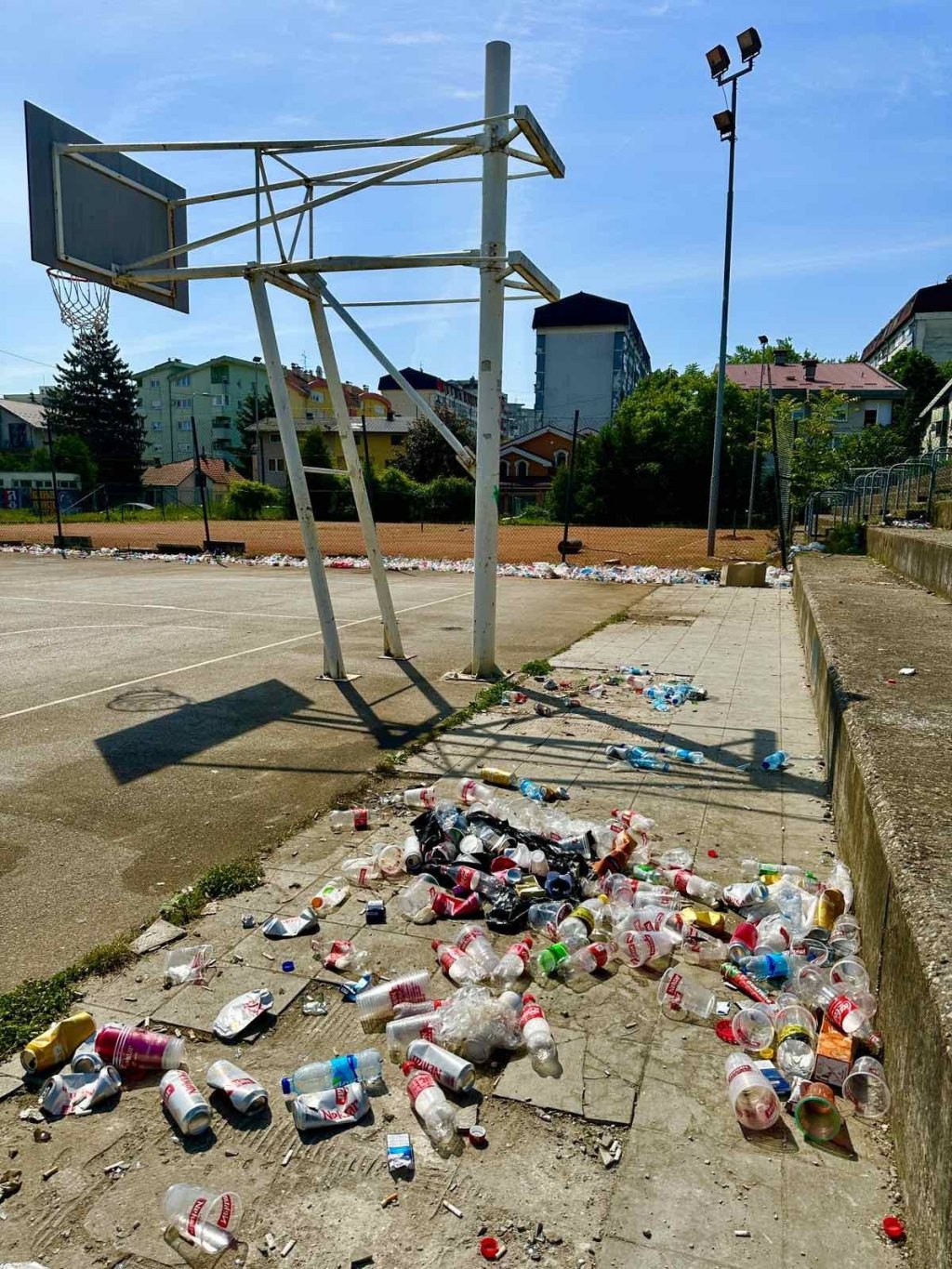 Smeće na igralištu u Boriku (Foto: RTRS)