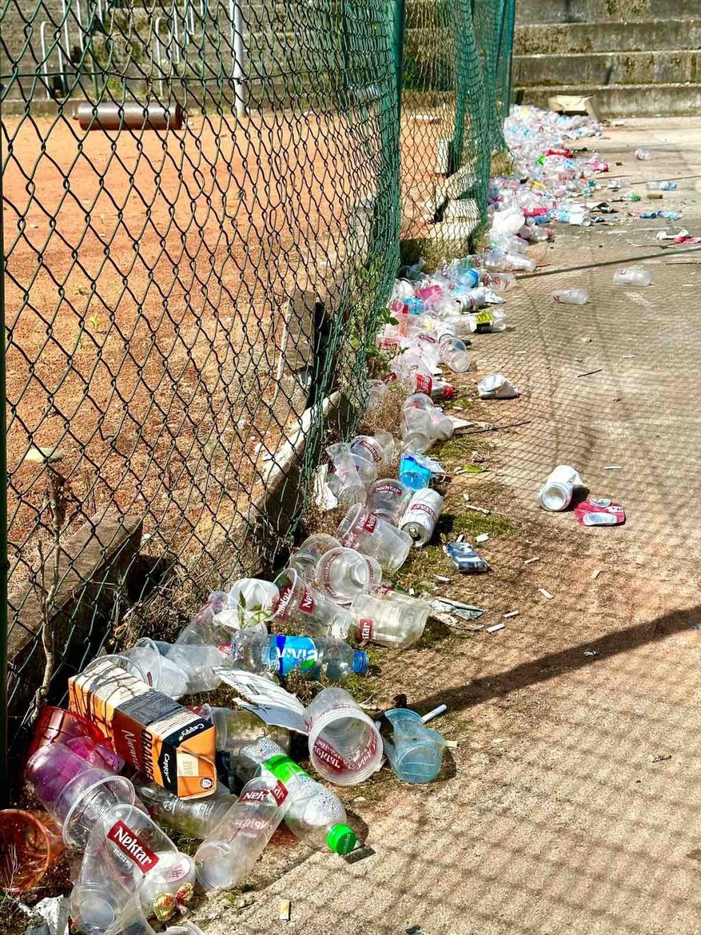 Smeće na igralištu u Boriku (Foto: RTRS)