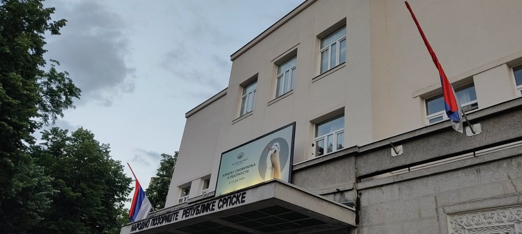 Застава Републике Српске враћена на Народно позориште (ФОТО/ВИДЕО)