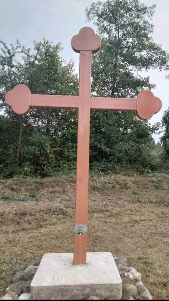 Оскрнављен крст (Фото: СРНА)