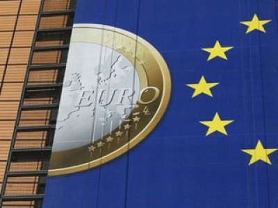 ЕУ економија, банер испред зграде Европске комисије: испред централне зграде ЕУ - Фото: REUTERS