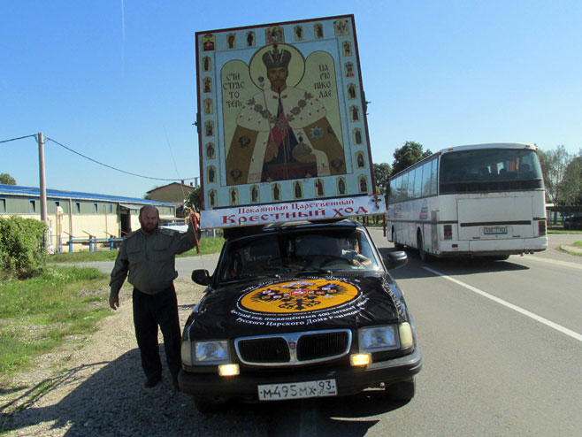 Група од 18 Руса обилази православне богомоље-Крси ход