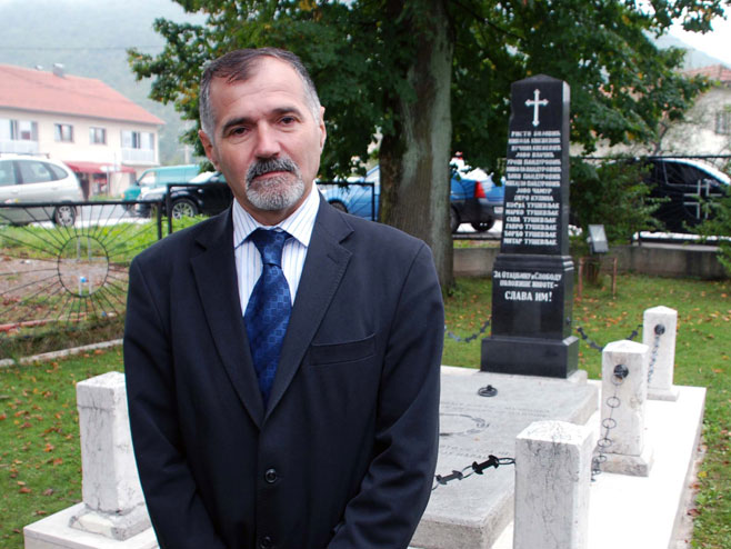 Тушевљак испред споменика страдалим Србима у Првом свјетском рату