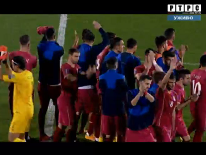 Репрезентативци Србије опраштају се са стадиона, након прекида утакмице - Фото: РТРС