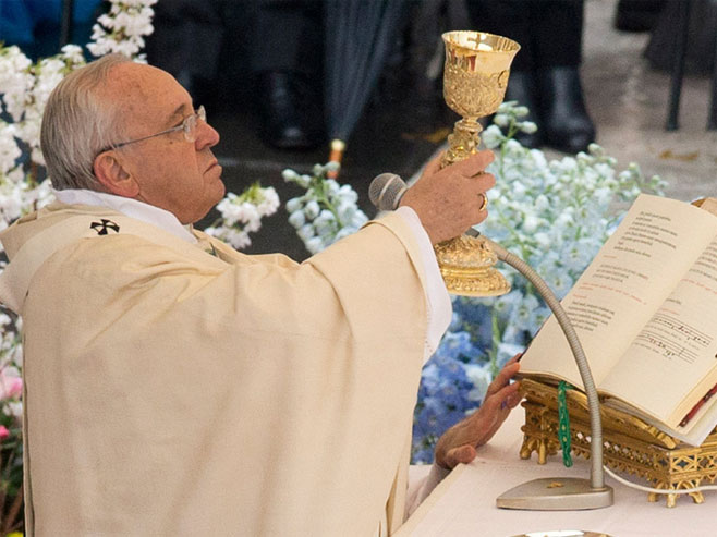 Papa Franjo u molitvi povodom Uskrsa 