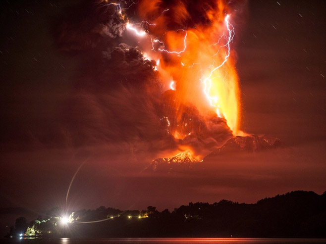 Ерупција вулкана у Чилеу (Фото: AFP)