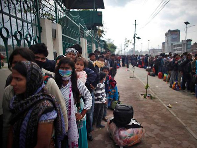 Непал - чекање у редовима - Фото: АП