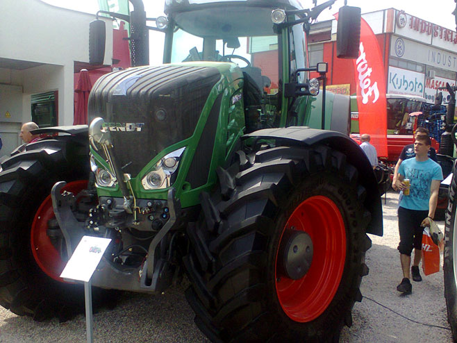 Најскупљи трактор њемачког произвођача на међународном сајму у Новом Саду - Фото: СРНА