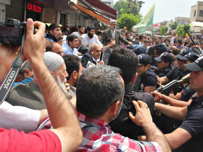 Демонстрације у Турској (фото: www.todayszaman.com) - 