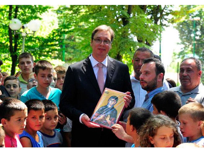 Aleksandar Vučić sa djecom (Foto: TANЈUG)