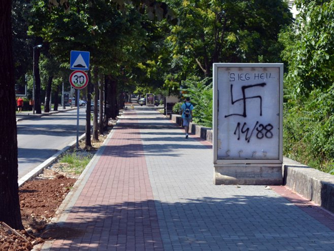 Nacistička obilježja na reklamnim panoima u Mostaru (Foto: klix.ba)