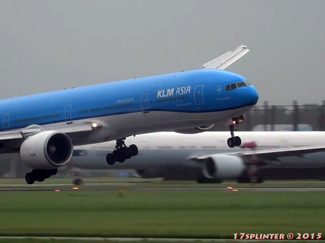 Слијетање "боинга 777" по олуји вијека - Фото: Screenshot/YouTube