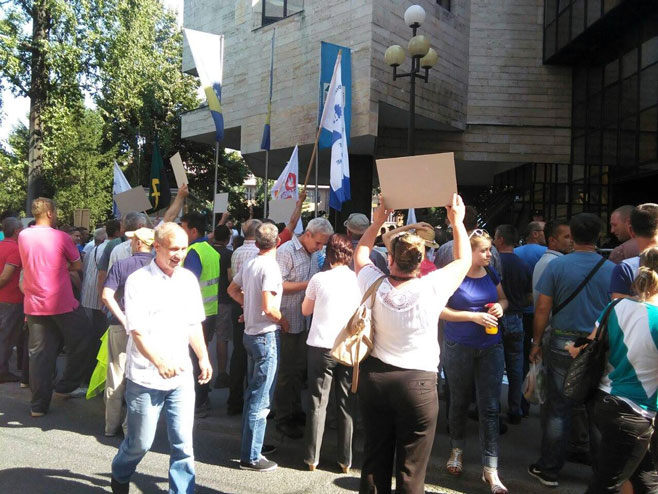 Синдикални протести испред зграде Парламента БиХ (фото: Срна)