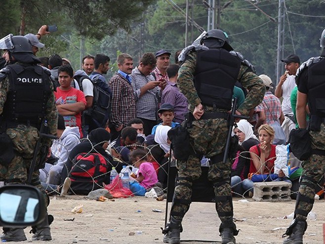 Мигранти на граници са Македонијом (фото: http://www.telegraf.mk/) - 